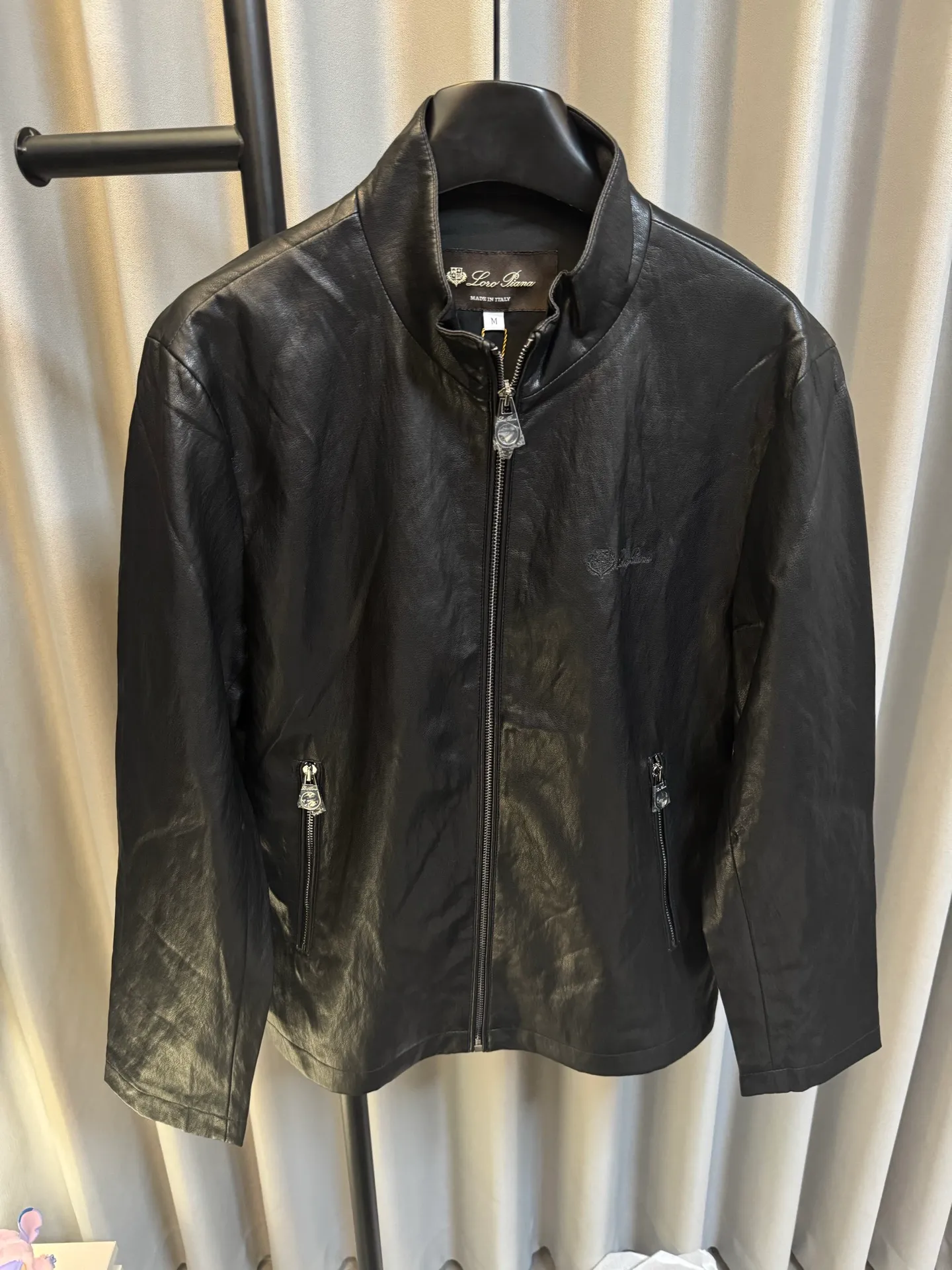 [Premium Replica] LORO PIANA 26FW LP Noran Pianya Embroidered Zipper Lapel Leather Jacket (Black) ◽ Made of high-quality lambskin, this leather is soft and delicate to the touch, as smooth as touching a baby's skin, without the rough and irritating feeling at all! ◽ From the stitching point of view of the chest brand embroidery, every stitch is delicate and precise, and the stitching is precise and smooth, without any deviation or wrinkles. ! ◽Each version is determined after countless ergonomic studies and trial adjustments! Size: m l xl xxl xxxl ◽High-quality sewing thread has super wear-resistant and firmness, ensuring that the seams of the leather jacket are strong and durable and not easy to crack!